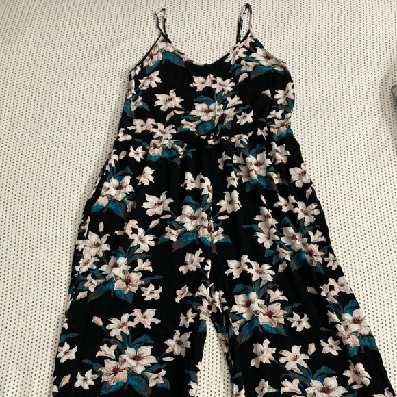 🦋AÉROPOSTALE   Floral V-Neck Jumpsuit Size : Small - Picture 1 of 16